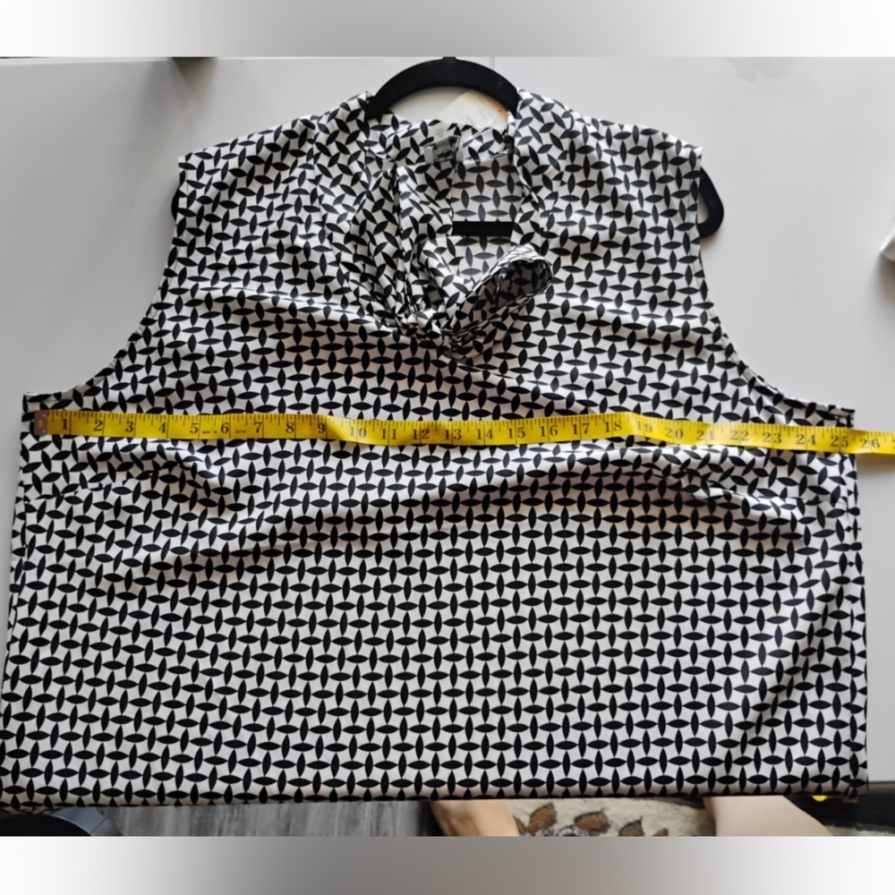 Ann Klein Black and White Fitted Graphic Blouse. Size 2X - Picture 9 of 12